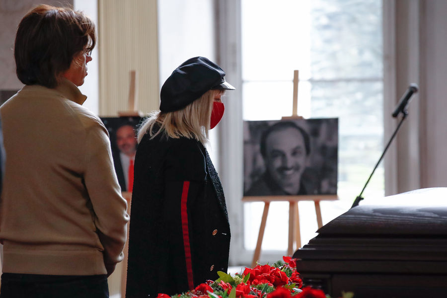 Пугачева, Галкин, Сюткин: кто приехал на похороны Краснова