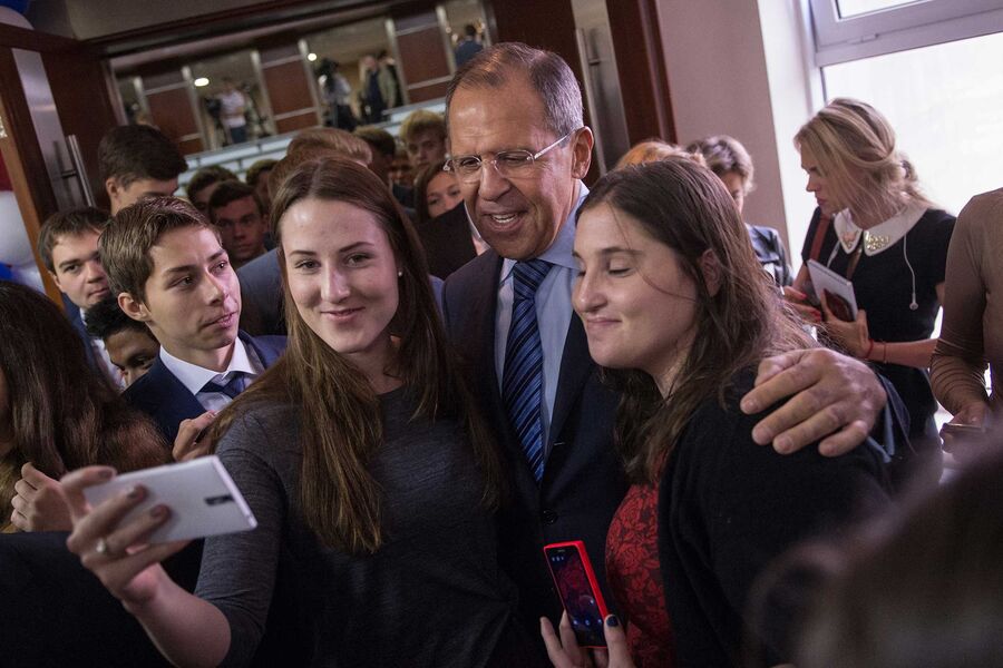 Сергей Лавров фотографируется со студентами МГИМО, 2014&nbsp;год