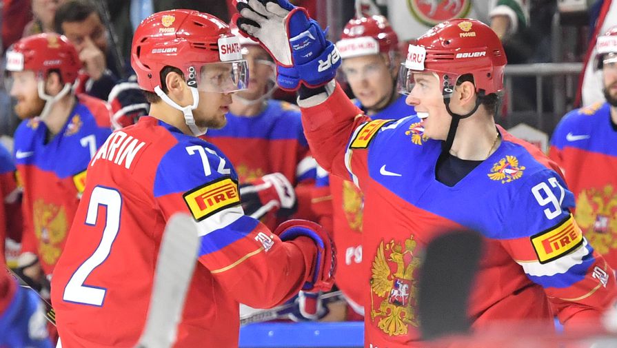 Игроки сборной России Артемий Панарин (слева) и Евгений Кузнецов в&nbsp;матче за&nbsp;третье место чемпионата мира по&nbsp;хоккею &ndash; 2017&nbsp;между&nbsp;сборными командами России и Финляндии