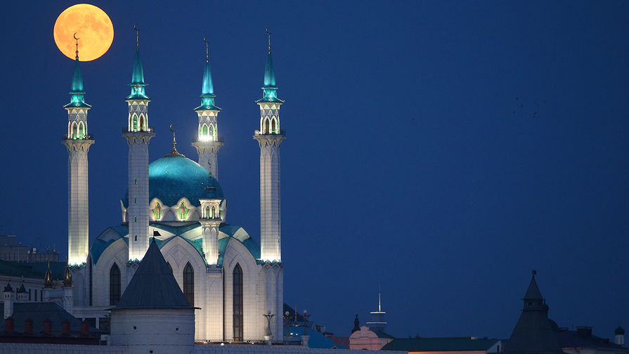 Луна над&nbsp;мечетью Кул-Шариф в&nbsp;Казани, 27 июля 2018 года