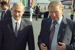 Президент России Владимир Путин и президент Украины Леонид Кучма во время встречи в аэропорту Киева, 2001 год
