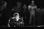Инна Чурикова в роли королевы Гертруды во время репетиции спектакля «Гамлет» по трагедии Вильяма Шекспира в постановке Глеба Панфилова в театре «Ленком», 1986 год