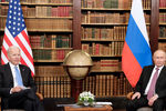 Президент России Владимир Путин и президент США Джо Байден во время встречи в рамках российско-американского саммита на вилле Ла-Гранж в Женеве, 16 июня 2021 года
