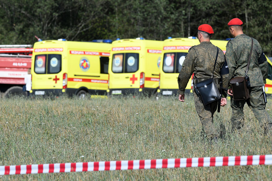 Сотрудники военной полиции рядом с&nbsp;местом крушения опытного образца военно-транспортного самолета Ил-112В в&nbsp;Подмосковье, 17&nbsp;августа 2021&nbsp;года