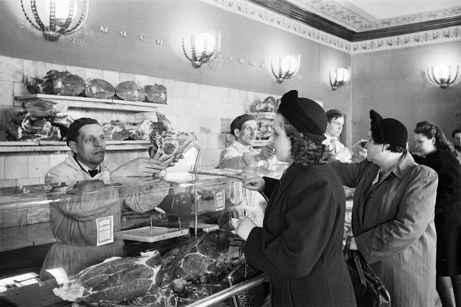 Гастроном в&nbsp;здании гостиницы &laquo;Украина&raquo; в&nbsp;Москве, 1958&nbsp;год