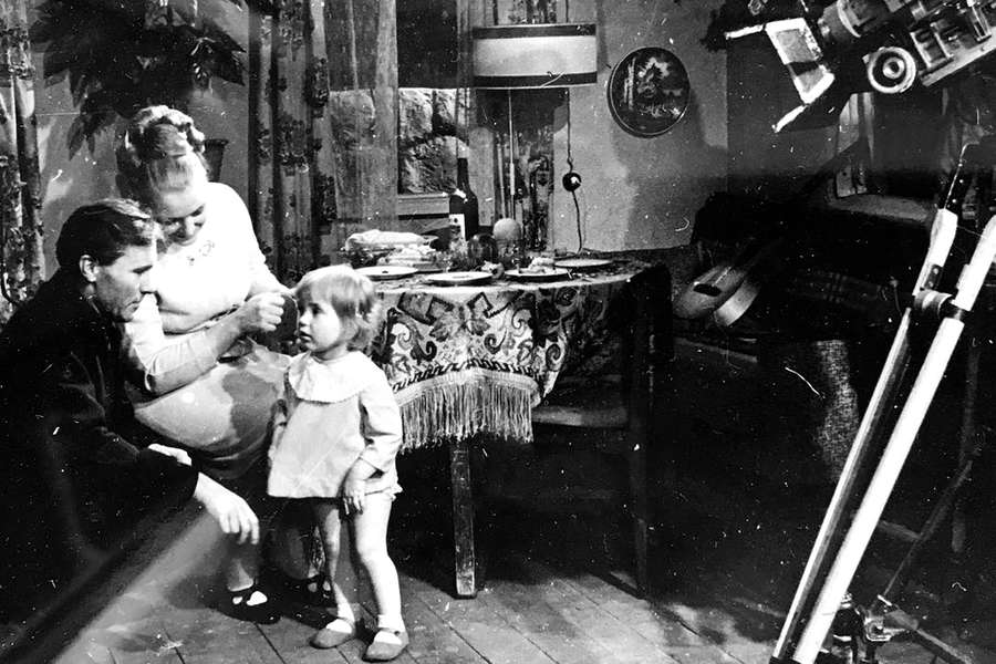 Василий Шукшин с&nbsp;женой Лидией Федосеевой и дочерью Машей в&nbsp;киноальманахе &laquo;Странные люди&raquo;, 1969&nbsp;год