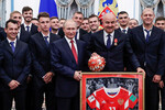Президент РФ Владимир Путин и главный тренер сборной России по футболу Станислав Черчесов (на переднем плане) после церемонии вручения государственных наград и почетных грамот игрокам и тренерам сборной России по футболу – участникам чемпионата мира по футболу – 2018 в Екатерининском зале Кремля, 2018 год