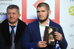 Хабиб Нурмагомедов на презентации своей автобиографической книги «Khabib Time», 2018 год 