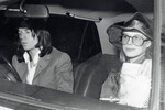Актриса Марианна Фейтфулл и солист группы The Rolling Stones Мик Джаггер перед полетом на вертолете. Май 1969 года
