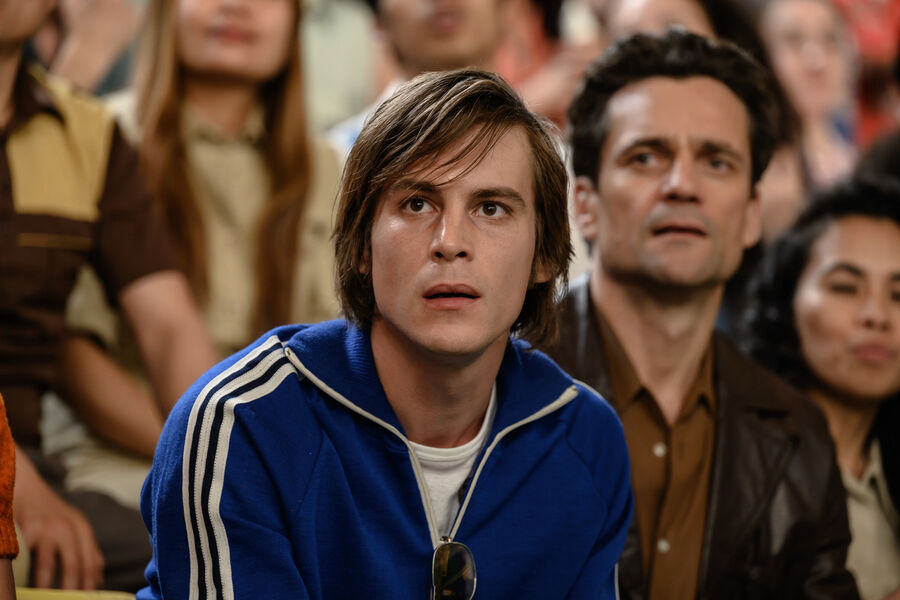 <b>“Чемпион мира” (2021)</b>
<br><br>
Сюжет фильма строится вокруг легендарного шахматного матча 1978 года за корону чемпиона мира между Анатолием Карповым (Янковский) и эмигрантом Виктором Корчным (Константин Хабенский). В образе хладнокровного Карпова фигуры Янковский двигал не вслепую — для съемок в картине он хорошо научился играть в шахматы и даже обзавелся небольшой доской, которую всюду возил с собой, чтобы тренировать знаменитые партии в паре с Хабенским.