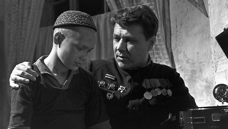 Эдик Соболев (слева) в&nbsp;роли Ивана и Игорь Охлупин в&nbsp;роли Меркурия в&nbsp;кадре из&nbsp;художественного фильма &laquo;Ночь коротка&raquo;, 1981 год