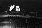 Пилот бомбардировщика Boeing B-29 Enola Gay Пол Тиббетс перед полетом на бомбардировку Хиросимы 6 августа 1945 года