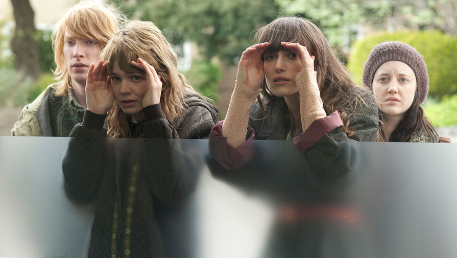 Кэри Маллиган и Кира Найтли в фильме «Не отпускай меня» (2010)