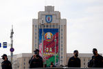 Сотрудники милиции во время акции протеста на площади Независимости в Минске, 30 августа 2020 года
