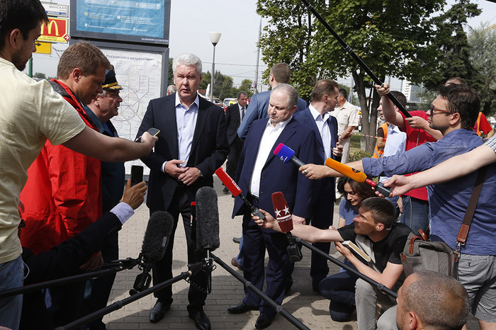 Мэр Москвы Сергей Собянин у станции метро «Парк победы»