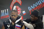 Боксер Рой Джонс-младший, получивший в этом году российское гражданство, потерпел поражение от британца Энцо Маккаринелли в бою, который проходил на арене «ВТБ Ледовый дворец» в Москве.