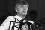 Композитор Раймонд Паулс во время игры на аккордеоне, 1985 год