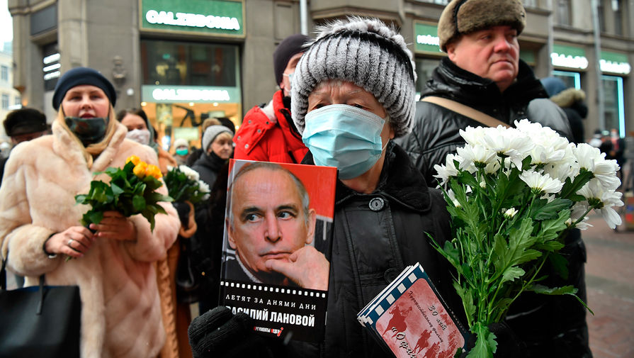 Люди около&nbsp;театра Вахтангова в&nbsp;Москве во время церемонии прощания с&nbsp;Василием Лановым, 1&nbsp;февраля 2021&nbsp;года