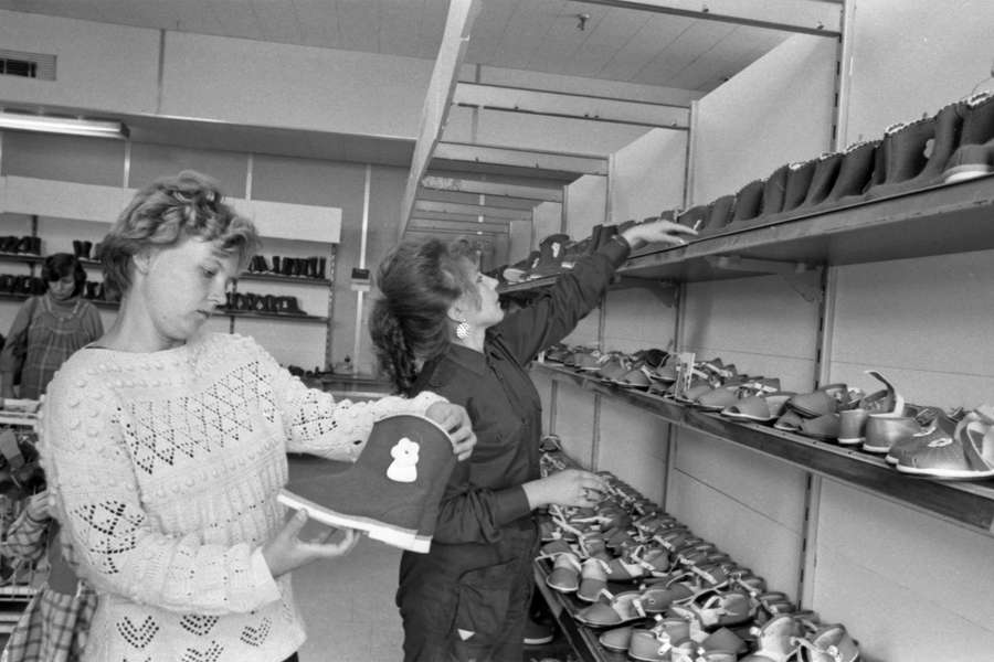 Покупатели в&nbsp;отделе детской обуви в&nbsp;магазине &laquo;Детский мир&raquo; в&nbsp;Москве, 1989&nbsp;год
