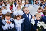 Школьники на линейке, посвященной Дню знаний, в средней общеобразовательной школе поселка Каштак Забайкальского края, 1 сентября 2025 года