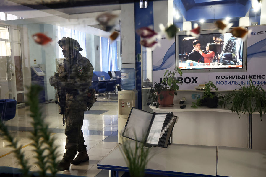 Российский миротворец в&nbsp;офисе АО &laquo;Казахтелеком&raquo;, Алма-Ата, 11&nbsp;января 2022&nbsp;года