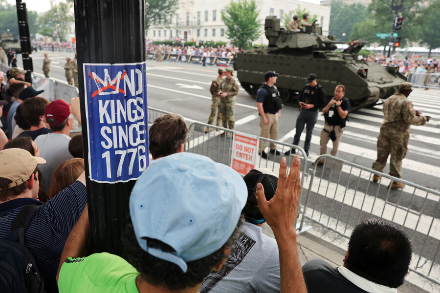 Плакат No Kings (&laquo;Нет королям&raquo;) на&nbsp;военном параде в&nbsp;честь 250-летия армии США в&nbsp;Вашингтоне, 14&nbsp;июня 2025&nbsp;года