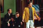 Актер Чарли Шин в сериале <b>«Спин-сити» (2000 — 2002)</b><br>
Ситком о вымышленном Нью-Йорке выходил с 1996-го по 2002 год. Его главный герой — молодой заместитель мэра, которому приходится находить выходы из самых дурацких ситуаций. До 2000 года персонажа играл Майкл Джей Фокс, однако был вынужден отказаться от работы из-за симптомов болезни Паркинсона. Центральная роль перешла к Чарли Шину — он сыграл нового заместителя мэра. Отца его героя, кстати, воплотил Мартин Шин, а экранную возлюбленную — Дениз Ричардс, которая в тот момент была его девушкой.
