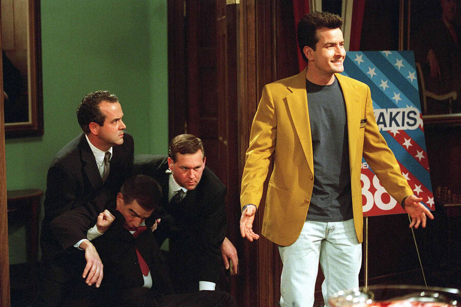 Актер Чарли Шин в&nbsp;сериале <b>«Спин-сити» (2000 &mdash; 2002)</b><br>
Ситком о&nbsp;вымышленном Нью-Йорке выходил с&nbsp;1996-го по&nbsp;2002 год. Его главный герой &mdash; молодой заместитель мэра, которому приходится находить выходы из&nbsp;самых дурацких ситуаций. До&nbsp;2000 года персонажа играл Майкл Джей Фокс, однако был вынужден отказаться от работы из-за симптомов болезни Паркинсона. Центральная роль перешла к&nbsp;Чарли Шину &mdash; он сыграл нового заместителя мэра. Отца его героя, кстати, воплотил Мартин Шин, а экранную возлюбленную &mdash; Дениз Ричардс, которая в&nbsp;тот момент была его девушкой.
