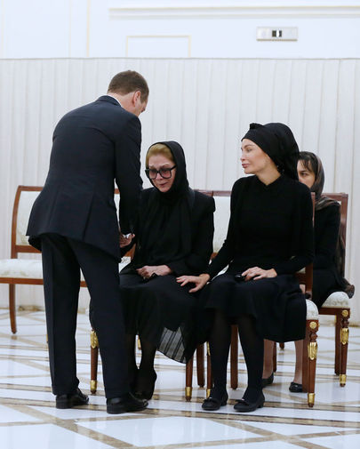 Премьер-министр РФ Дмитрий Медведев, вдова президента Узбекистана И. Каримова Татьяна и дочь Лола (слева направо) на церемонии прощания