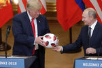 Президент США Дональд Трамп и президент России Владимир Путин во время пресс-конференции по итогам встречи в Хельсинки, 16 июля 2018 года