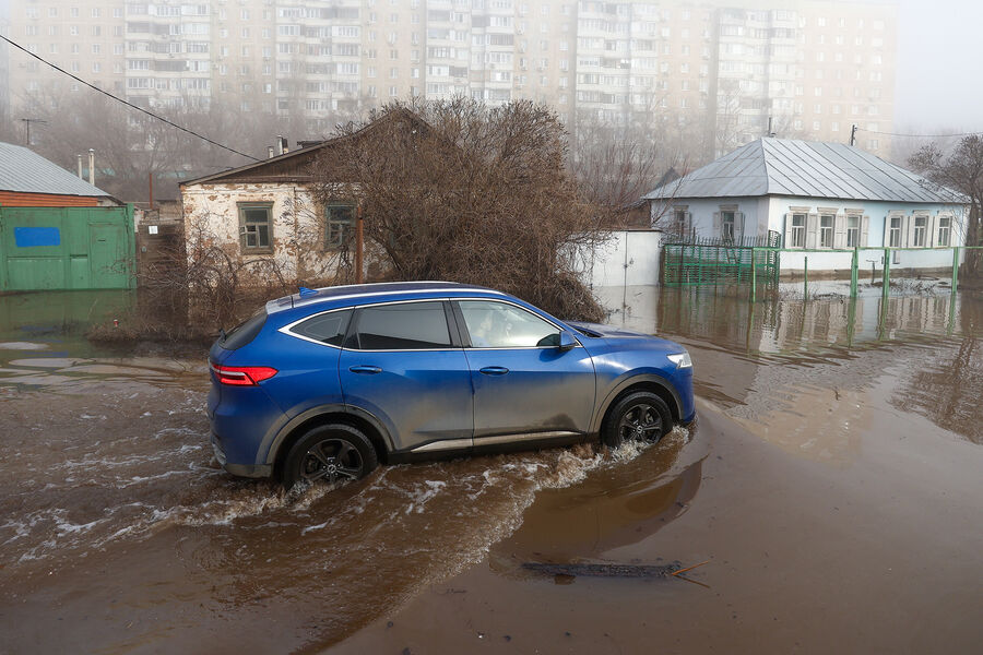 Автомобиль на&nbsp;подтопленной улице Красной в&nbsp;Оренбурге, 10&nbsp;апреля 2024&nbsp;года