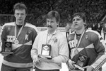 Чемпионат мира и Европы по&nbsp;хоккею с&nbsp;шайбой 1986&nbsp;года. Слева направо: капитан сборной СССР Вячеслав Фетисов, вратарь сборной Швеции Петер Линдмарк, нападающий сборной СССР Владимир Крутов.