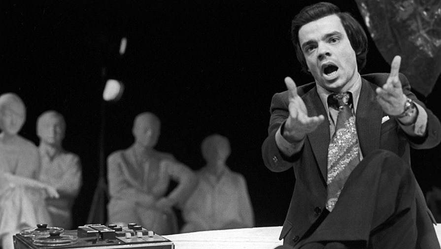 Константин Райкин в сцене из спектакля «Монумент», 1978 год
