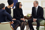 Премьер-министр Узбекистана Шавкат Мирзияев, вдова президента Узбекистана Ислама Каримова Татьяна с дочерью Лолой и президент России Владимир Путин