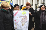 Участники митинга против высоких тарифов и за повышение зарплат педагогам у здания Верховной рады в Киеве