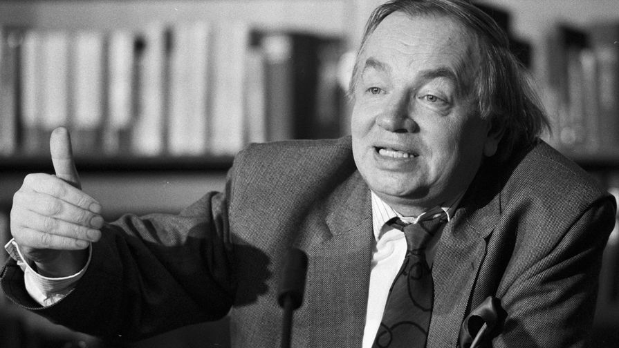 Участник «круглого стола» советских и французских писателей, поэт Андрей Вознесенский, 1989 год