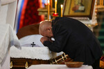 Мужчина у гроба с телом актрисы Инны Чуриковой в храме Христа Спасителя, 17 января 2023 года