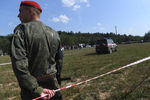 Сотрудник военной полиции рядом с местом крушения опытного образца военно-транспортного самолета Ил-112В в Подмосковье, 17 августа 2021 года