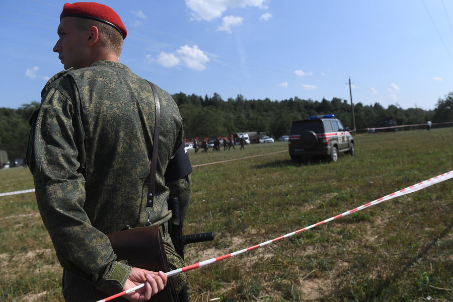 Сотрудник военной полиции рядом с&nbsp;местом крушения опытного образца военно-транспортного самолета Ил-112В в&nbsp;Подмосковье, 17&nbsp;августа 2021&nbsp;года