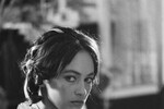 <b>Лариса Гузеева</b>
<br><br>
Звезда «Жестокого романса», актриса и популярная телеведущая родилась в поселке Буртинский Беляевского района Оренбургской области, а выросла в селе Нежинка в том же регионе. О детстве своем она с нежностью не вспоминает. В одном из интервью артистка призналась, что не испытывает желания попасть «туда, трусы пузырем, по берегу Урала в белом платьице». По словам актрисы, она с первого класса начала курить и вместе с другими детьми воровала папиросы у соседского дяди Феди.
Гузеева с детства мечтала стать актрисой и уехала в Ленинград поступать в ЛИГИТМиК сразу после школы. Институт она успешно окончила в 1984 году, во время учебы подрабатывала моделью.