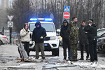 Оперативные службы у жилого дома, поврежденного в результате атаки БПЛА со стороны ВСУ в Красногорске, 24 октября 2025 года 