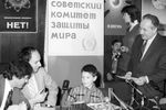 Школьник из Лос-Анджелеса Брэд Корреа и президент ассоциации «Мир детям мира» писатель Анатолий Алексин в Советском комитете защиты мира, 1988 год