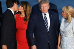 Премьер-министр Канады Джастин Трюдо с первой леди США Меланьей Трамп и президент США Дональд Трамп с первой леди Франции Брижит Макрон на саммите G7, 25 августа 2019 года 