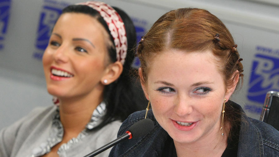 Участницы группы t.A.T.u Юля Волкова и Лена Катина (слева направо) во время пресс-конференции, 2008 год