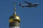 Самолет Ан-22 «Антей» пролетает над Красной площадью во время парада, посвященного 68-й годовщине Победы в Великой Отечественной войне, 2013 год