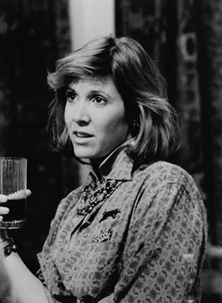 <b>Ханна и ее сестры (1986)</b>
<br><br>
Удачным сотрудничеством для&nbsp;Кэрри Фишер стала роль в&nbsp;комедии Вуди Аллена «Ханна и ее сестры», удостоившейся трех премий «Оскар». Повествование разбито на&nbsp;три сюжетные линии и преимущественно держится на&nbsp;взаимоотношениях главных героинь и их избранников, сама Фишер предстала в&nbsp;роли соперницы на&nbsp;прослушиваниях одной из&nbsp;сестер