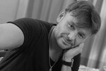 <b>Иван Рудаков (19 октября 1978 — 16 января 2022)</b> — актер и певец. Сыграл в более чем 40 фильмах и сериалах. Больше всего он запомнился зрителям ролями в сериалах «Кухня» и «Медиум», а также в фильме «Ланцет»
