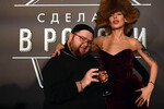 Дмитрий Красилов и stаnd-up комик Наталья Краснова перед началом церемонии вручения 11-й ежегодной премии проекта СНОБ «Сделано в России» в театре Ермоловой в Москве, 2022 год