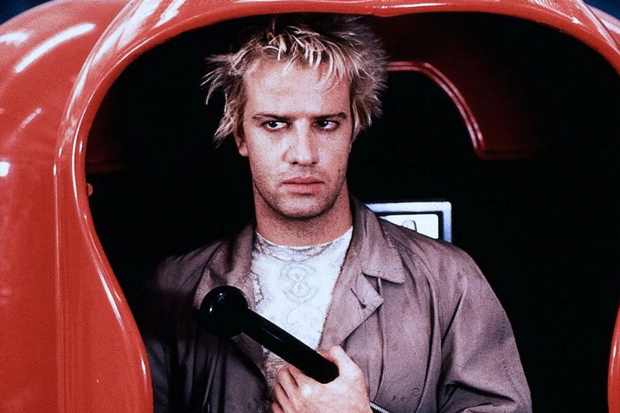 <b>«Подземка» (1985)</b><br>
По&nbsp;сюжету триллера «Подземка» взломщик сейфов Фред (Кристофер Ламберт) скрывается от своих преследователей в&nbsp;метро &mdash; и знакомится со странной субкультурой живущих там людей. Фильм получил девять номинаций на&nbsp;премию «Сезар» 1986&nbsp;года и выиграл в&nbsp;двух &mdash; «Лучший фильм» и «Лучший актер» (Ламберт).
