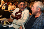 Тигран Кеосаян и лидер группы «Машина времени» Андрей Макаревич (признан в РФ иностранным агентом) на «пионерских чтениях» о моде в торговом комплексе ГУМ в Москве, 2013 год